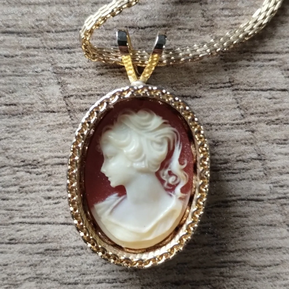 Vintage cameo silhouette necklace, gold color - Picture 5 of 5